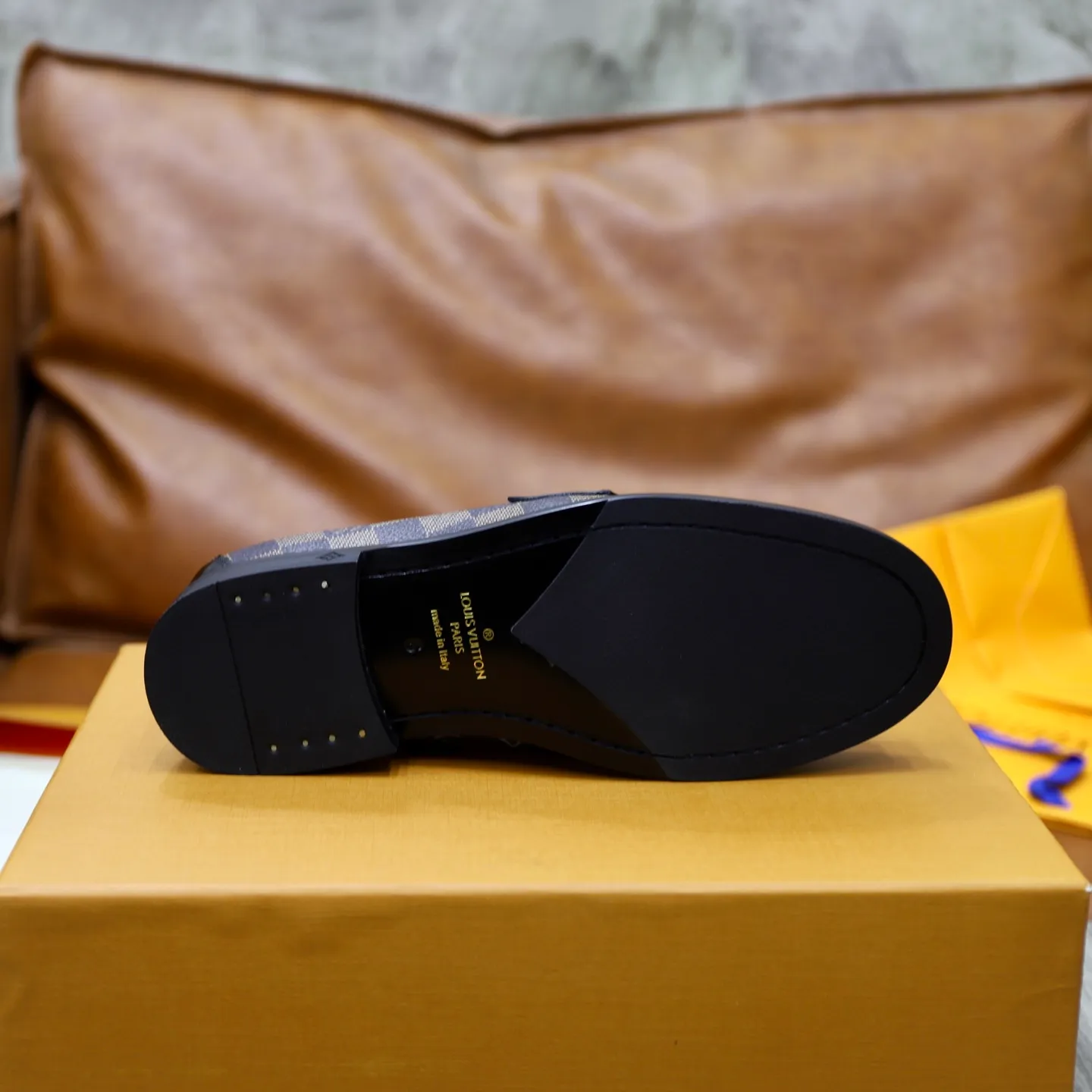 Men's shoes 💰: 💰900LV Louis Vuitton slip-on loafers, top quality products produced in Dongguan, ready for sale! This LV Glove loafer is made of selected soft cowhide, with a slightly wrinkled leather surface and a very high-end texture. Each pair is unique. The leather surface is light and soft, with a fine texture and good luster. It is a classic loafer style, with exquisite handmade mark stitching on the toe, and a square toe configuration to highlight the classic style. The horizontal band has hot-printed LV three-dimensional letters, semi-solid handcrafts and a genuine leather outsole, and a rubber patch on the heel to create wear-resistant performance and comfort. One of the must-have loafers for men! Comes with full original packaging! Code number: 38-39-40-41-42-43-44 (38, 45, 46 customized) standard leather shoe code